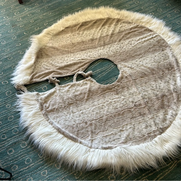 Pier 1 Imports Christmas tree skirt. - Picture 6 of 6